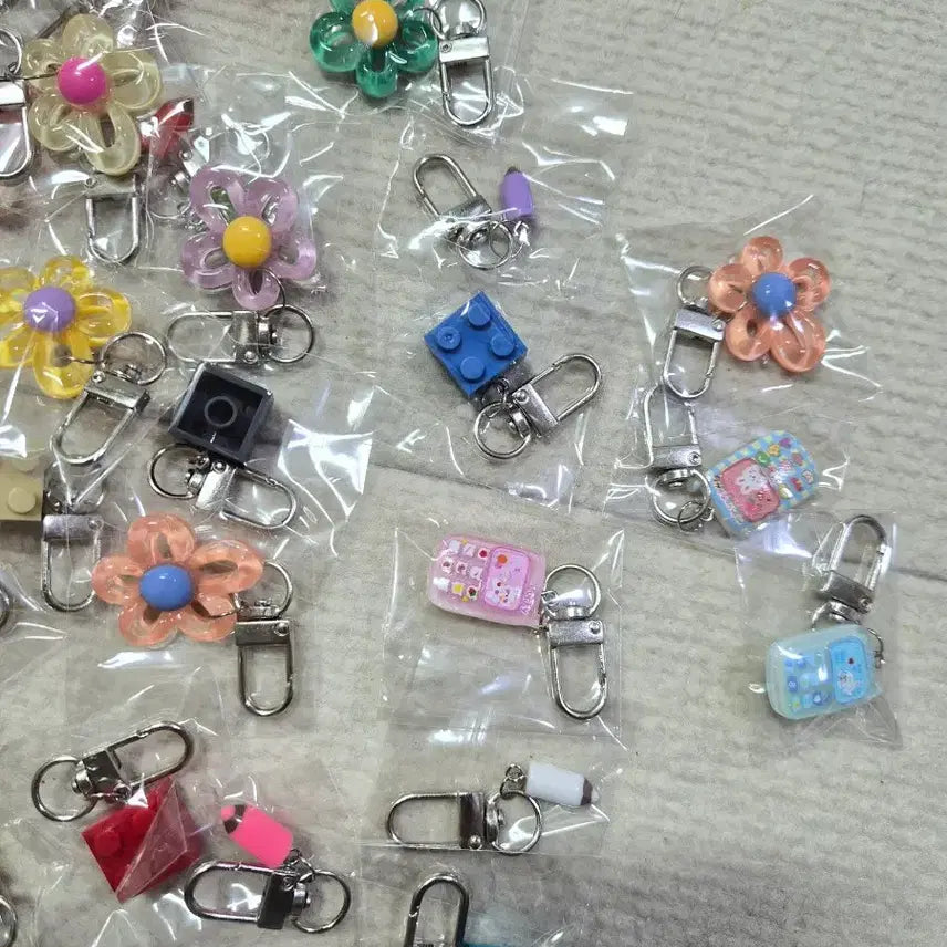 [BUNJANG] Random Keychain Set (Flower, Lego, Phone, Pencil Designs) - 85 Pieces / 랜덤 키링 세트 (꽃/레고/핸드폰/색연필) 키링 85개