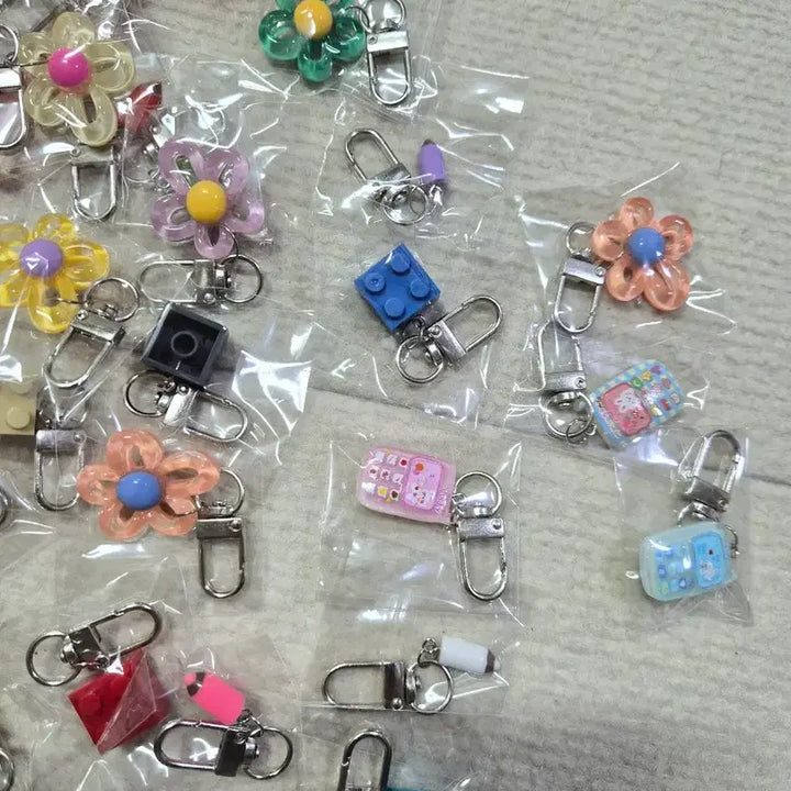 [BUNJANG] Random Keychain Set (Flower, Lego, Phone, Pencil Designs) - 85 Pieces / 랜덤 키링 세트 (꽃/레고/핸드폰/색연필) 키링 85개