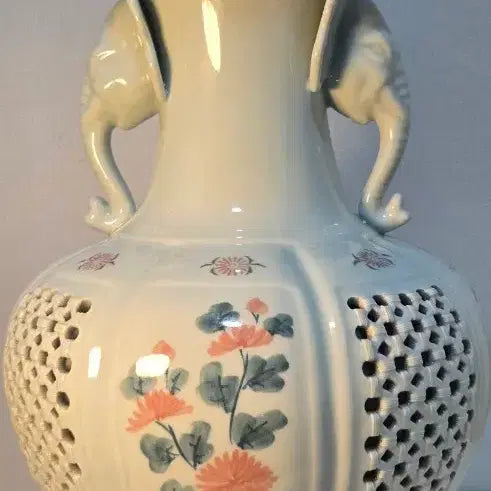 [BUNJANG] White Porcelain Reticulated Vase with Four Gentlemen and Elephants / 백자 투각화병