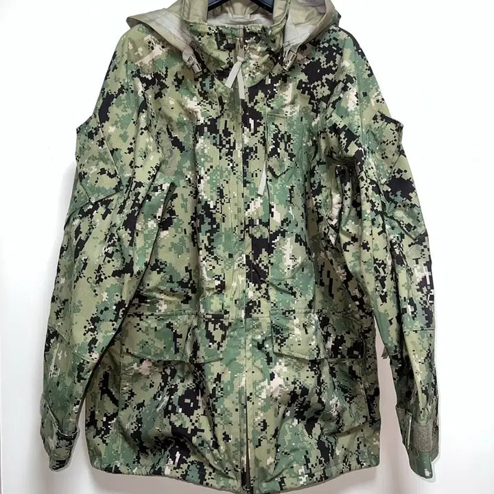 [BUNJANG] US Navy GORE-TEX Type III AOR2 Woodland Parka M/R / (NEW)미군 고어텍스 네이비 실 AOR2 타입3 우드랜드 파카 M/R