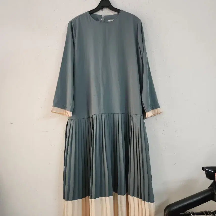 [BUNJANG] Pleated Long Dress - Blue Gray Mix / 플리츠 롱 원피스 블루그레이 배색