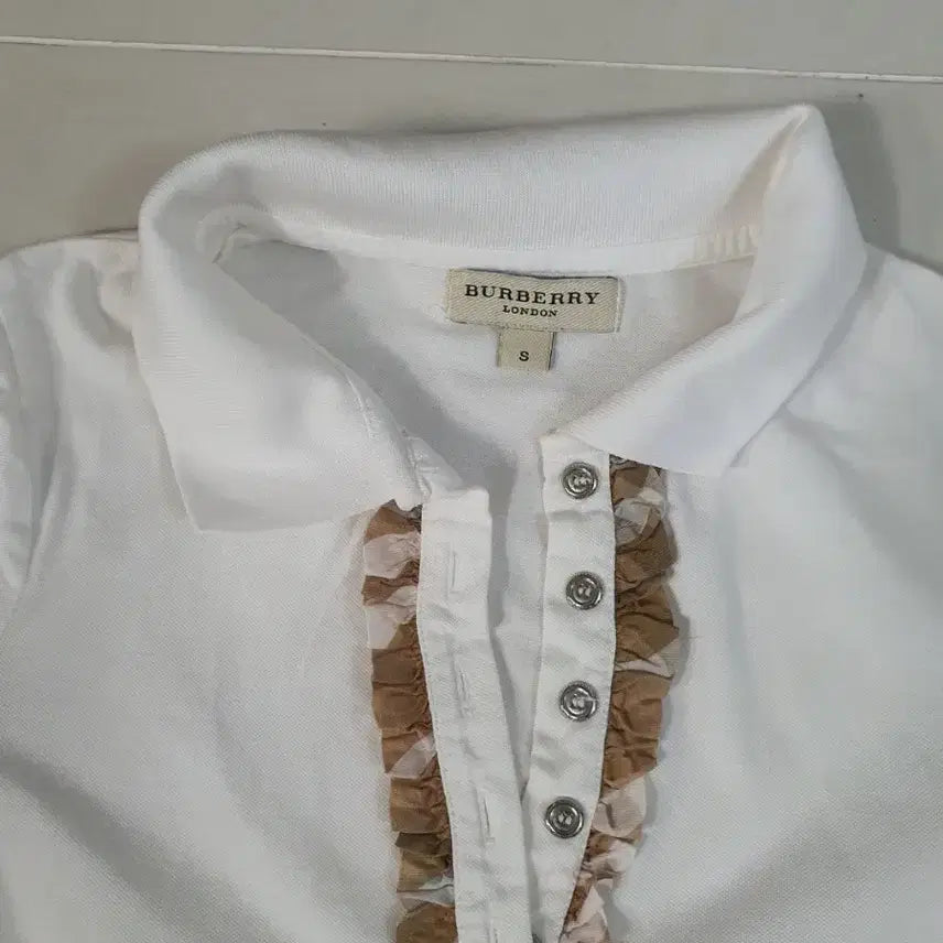 [SOLD OUT] 버버리 화이트 카라 반팔 티셔츠
