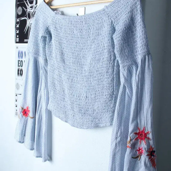 [BUNJANG] Guess Off-Shoulder Long Sleeve T-shirt / W(S) 게스 긴팔티셔츠 오프숄더 연블루 키치-1803E