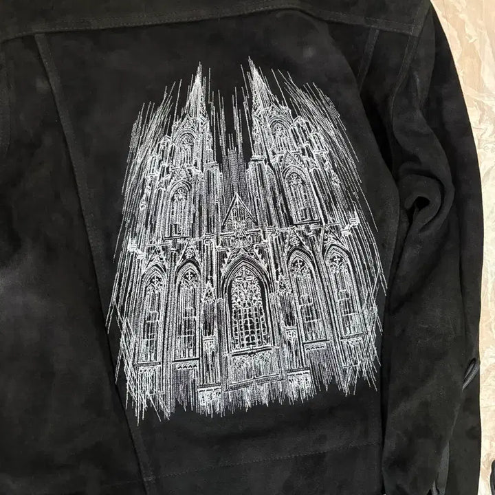 [BUNJANG] Undermycar Cathedral Embroidered Suede Trucker Jacket / 새상품 언더마이카 퀄른성당 아트웍 자수 스웨이드 트러커 자켓