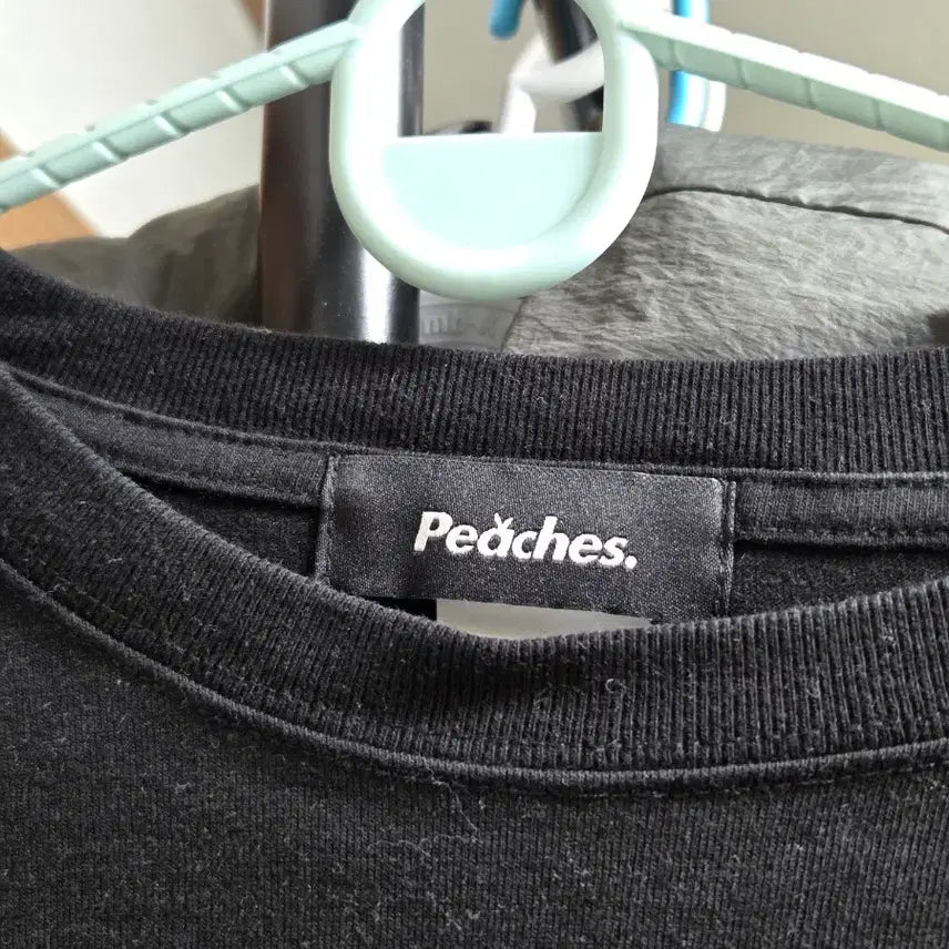 [BUNJANG] Peaches Black Long Sleeve T-Shirt / Peaches 블랙 긴팔 티셔츠 피치스