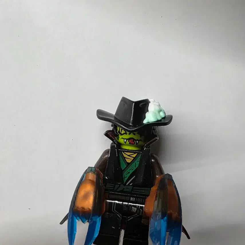 [BUNJANG] Custom Minifigure Knife-Wielding LEGO Figure / 커스텀 칼잡이 미니피규어 레고 판매합니다.