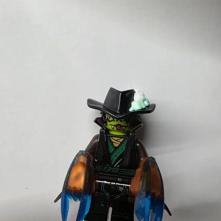 [BUNJANG] Custom Minifigure Knife-Wielding LEGO Figure / 커스텀 칼잡이 미니피규어 레고 판매합니다.