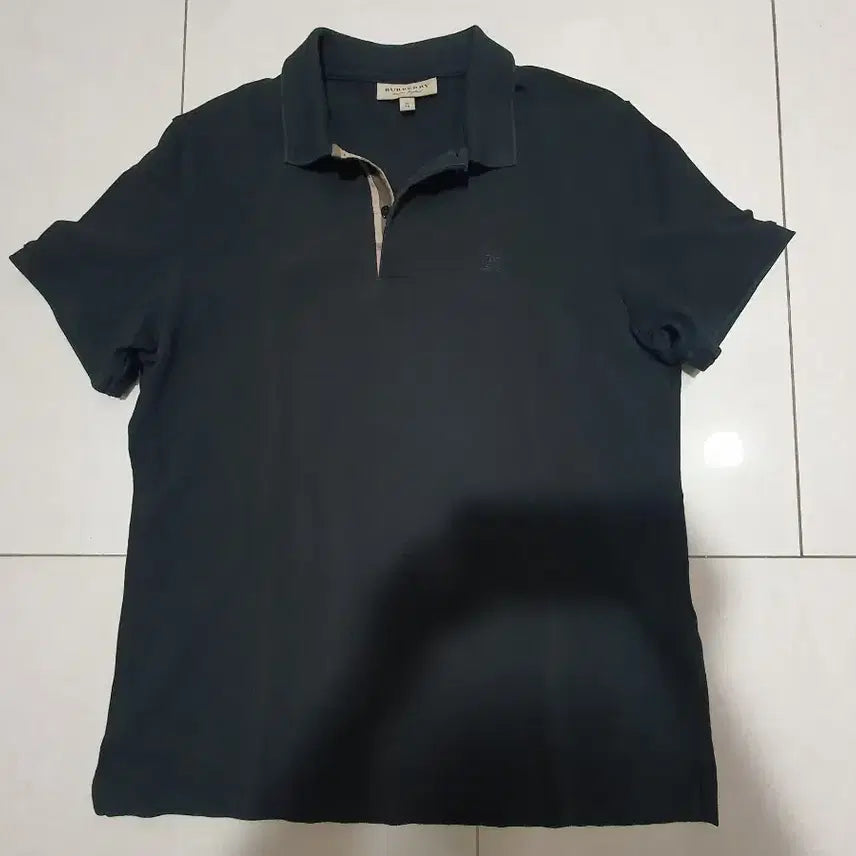 [SOLD OUT] 버버리 블랙 카라티 8004581