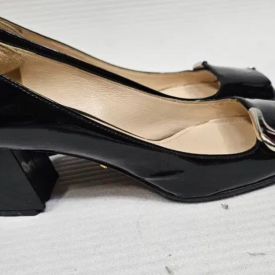 [BUNJANG] Prada Patent Leather Square Toe Pumps (Size 34) / 프라다 페이던트 레더 스퀘어토 펌프스 34사이즈 220