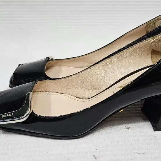[BUNJANG] Prada Patent Leather Square Toe Pumps (Size 34) / 프라다 페이던트 레더 스퀘어토 펌프스 34사이즈 220