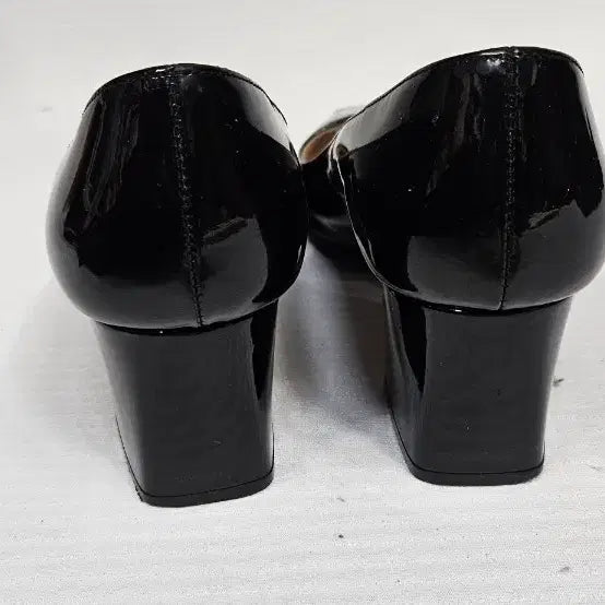 [BUNJANG] Prada Patent Leather Square Toe Pumps (Size 34) / 프라다 페이던트 레더 스퀘어토 펌프스 34사이즈 220