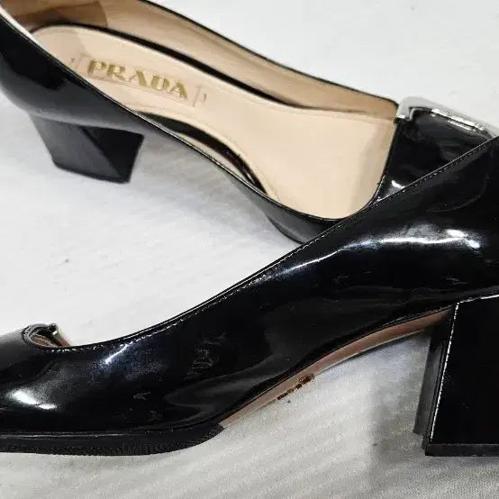 [BUNJANG] Prada Patent Leather Square Toe Pumps (Size 34) / 프라다 페이던트 레더 스퀘어토 펌프스 34사이즈 220