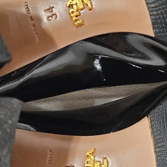 [BUNJANG] Prada Patent Leather Square Toe Pumps (Size 34) / 프라다 페이던트 레더 스퀘어토 펌프스 34사이즈 220
