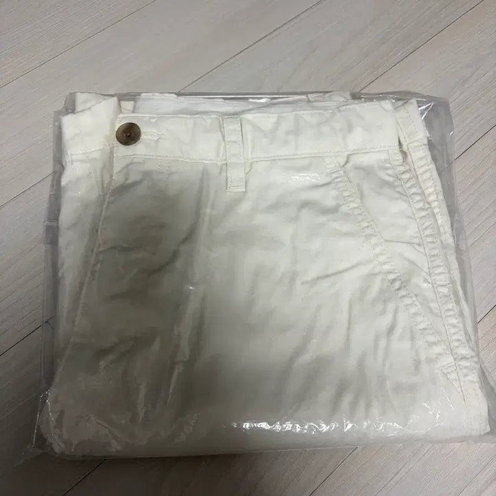 [BUNJANG] Uniqlo x JW Anderson Chino Shorts White 30 / 새상품 유니클로 x JW 앤더슨 치노 쇼트 반바지 30 화이트