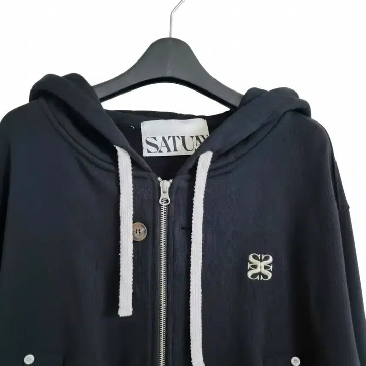 [BUNJANG] SATUR 후드집업 블랙 로고 자켓 / SATUR 후드집업 블랙 로고 자켓