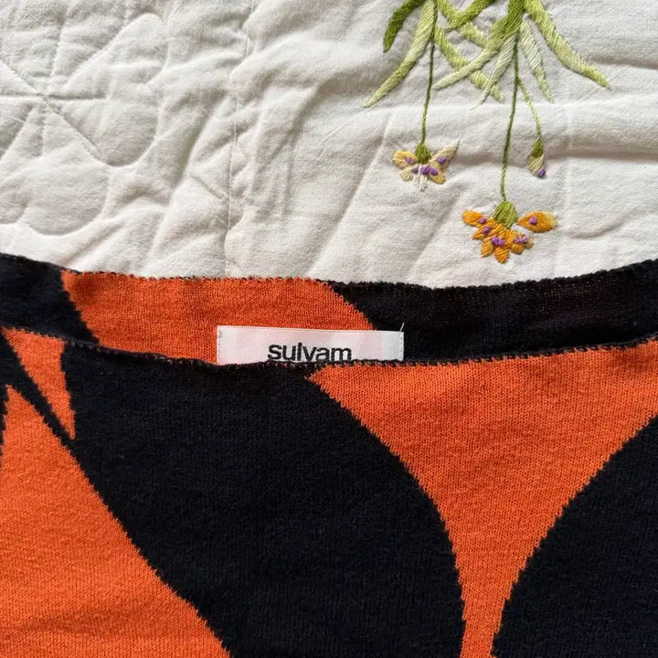 [BUNJANG] Sulvam Asymmetrical Geometric Pattern Boat Neck Knit Sweater / 설밤 Sulvam 비대칭 기하학 패턴 보트넥 니트