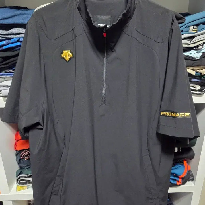 [BUNJANG] Descente Black Short-Sleeve Windbreaker PROMADE / 데상트 블랙 반팔 바람막이 PROMADE. 100