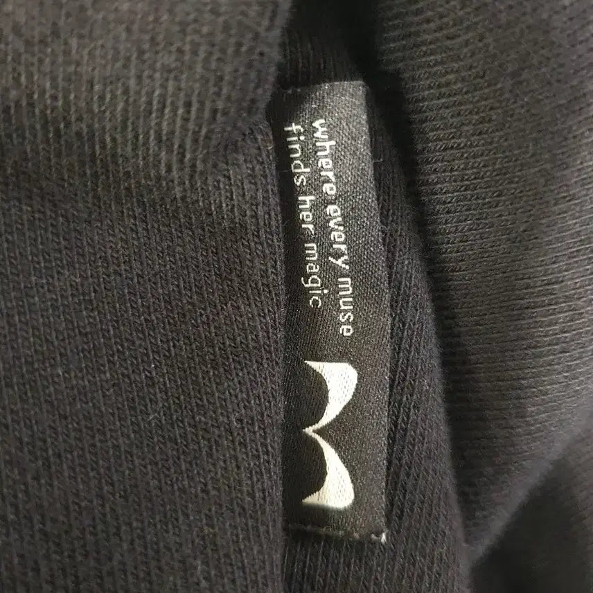 [BUNJANG] Mavenmuse Logo Printed Black Sweatshirt / 메이븐뮤즈 맨투맨 판매