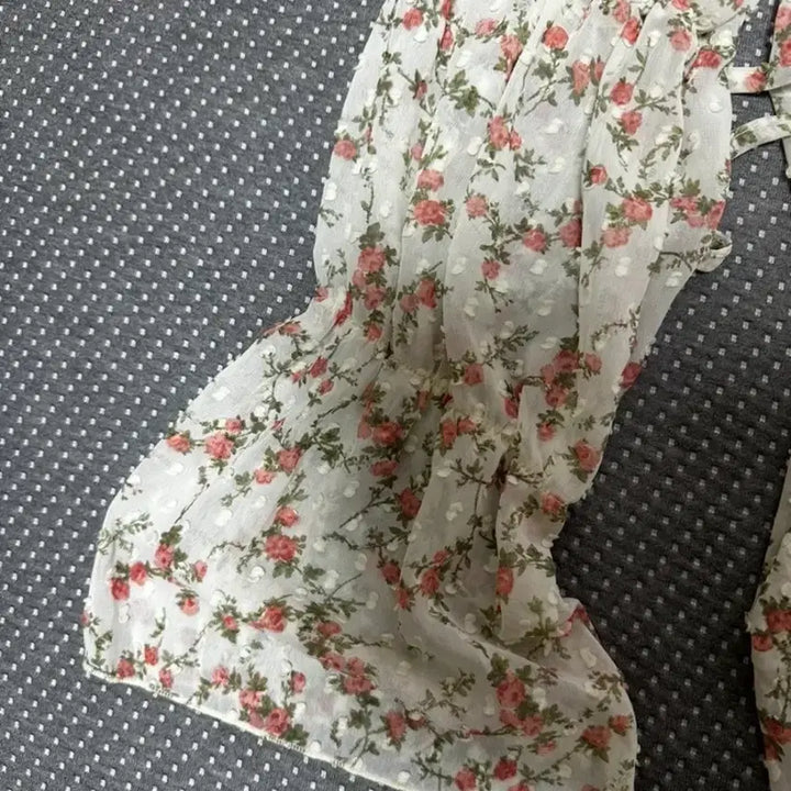 [BUNJANG] Floral See-Through Blouse / (꽃놀이 때 딱!!) 플라워 시스루 블라우스