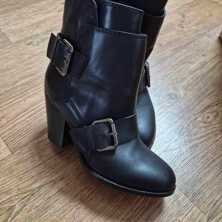 [BUNJANG] SUECOMMA BONNIE Buckle Detail Ankle Boots / 슈콤마보니 부츠 375  240 245