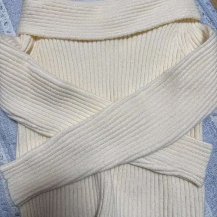 [BUNJANG] Ivory Off-shoulder Knit Top / 아이보리 오프숄더 니트