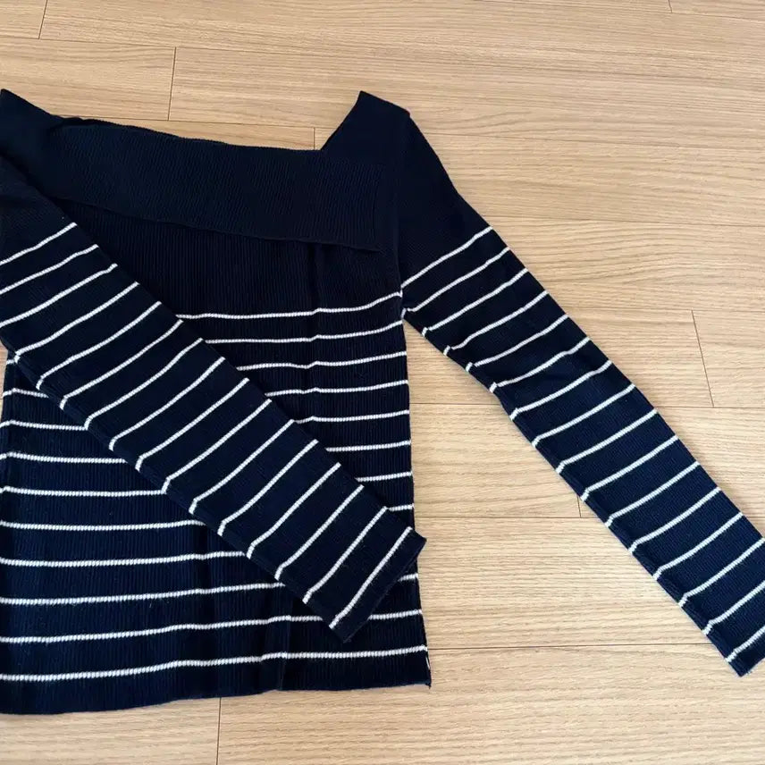 [BUNJANG] Zero Street Striped Off-Shoulder Top / 제로스트릿 스트라이프 오프숄더 (환승연애 그옷 맞음)