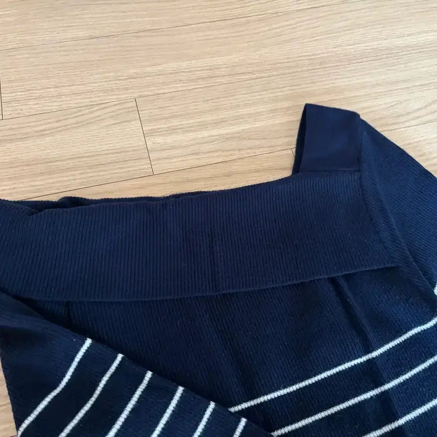 [BUNJANG] Zero Street Striped Off-Shoulder Top / 제로스트릿 스트라이프 오프숄더 (환승연애 그옷 맞음)