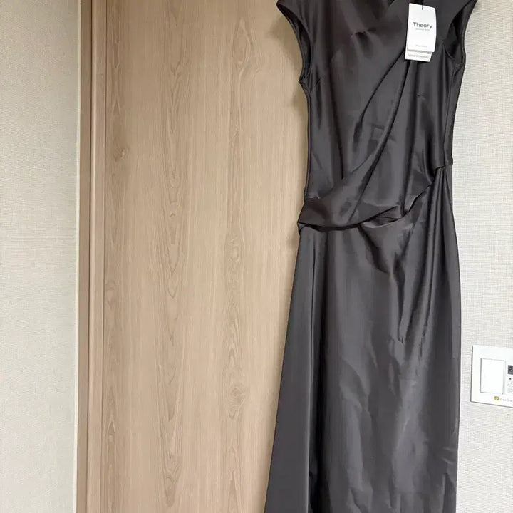 [BUNJANG] Theory Twist Satin Long Dress / Theory 트위스트 새틴 롱 원피스