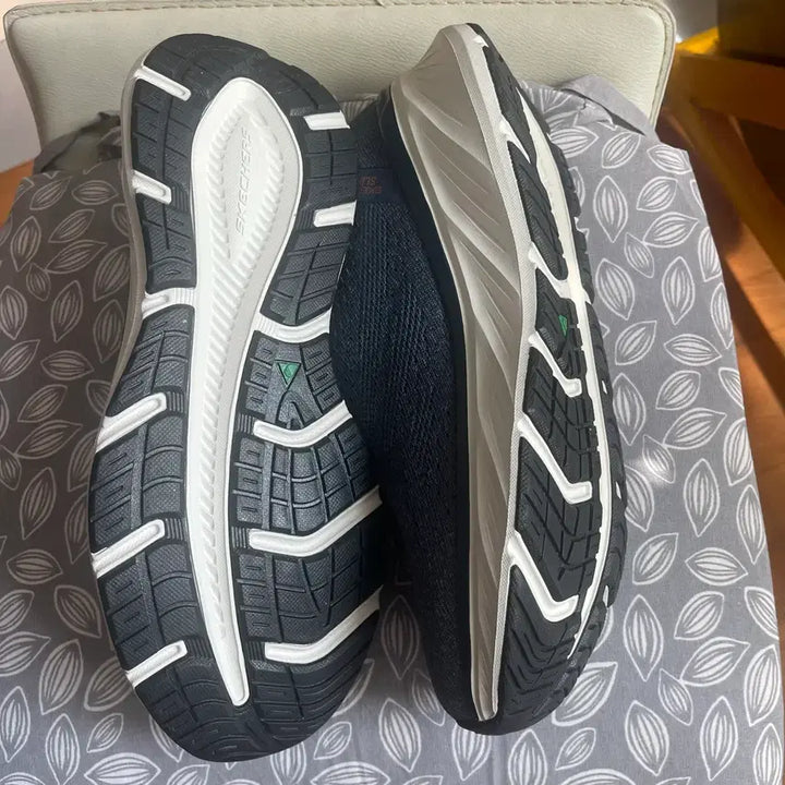 [BUNJANG] Skechers US 9 Size Sneakers / 스케쳐스 미국구매상품 9사이즈 사용중인 상품