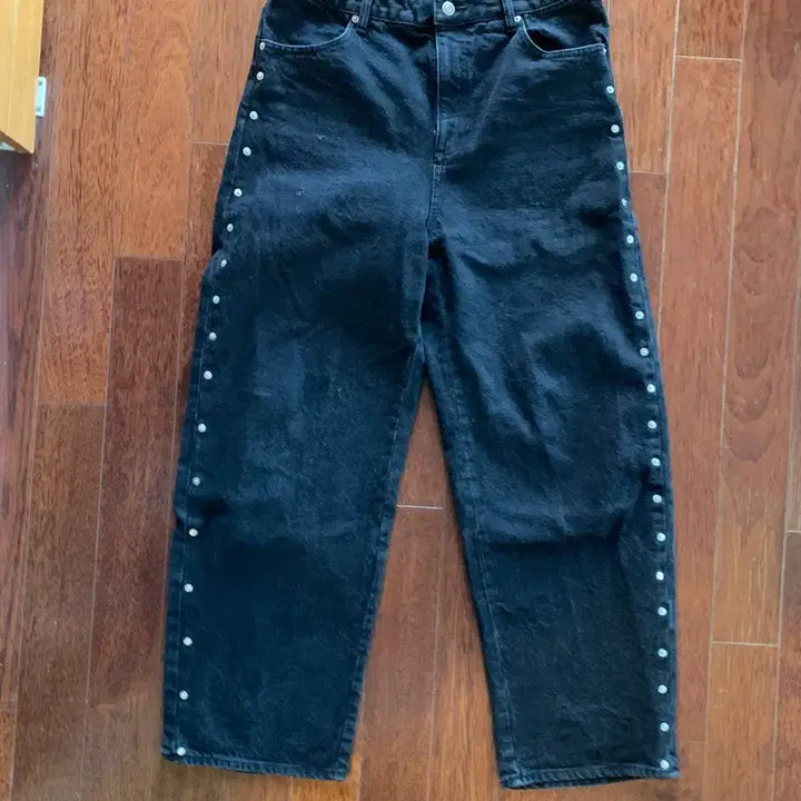 [BUNJANG] H&amp;M Black Studded Wide Denim Pants / 에이치엔엠 블랙 스터드 와이드 데님 팬츠