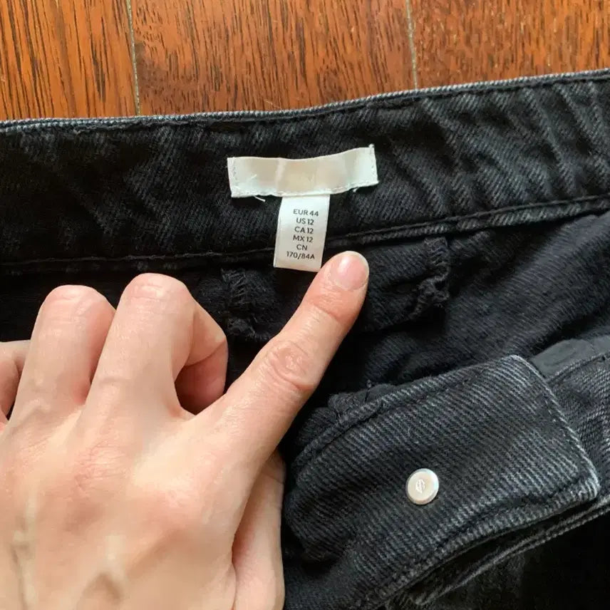 [BUNJANG] H&amp;M Black Studded Wide Denim Pants / 에이치엔엠 블랙 스터드 와이드 데님 팬츠