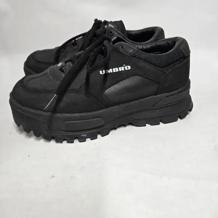 [BUNJANG] Umbro All Black Height-Increasing Sneakers (230) / 엄브로 올블랙 키높이 운동화230