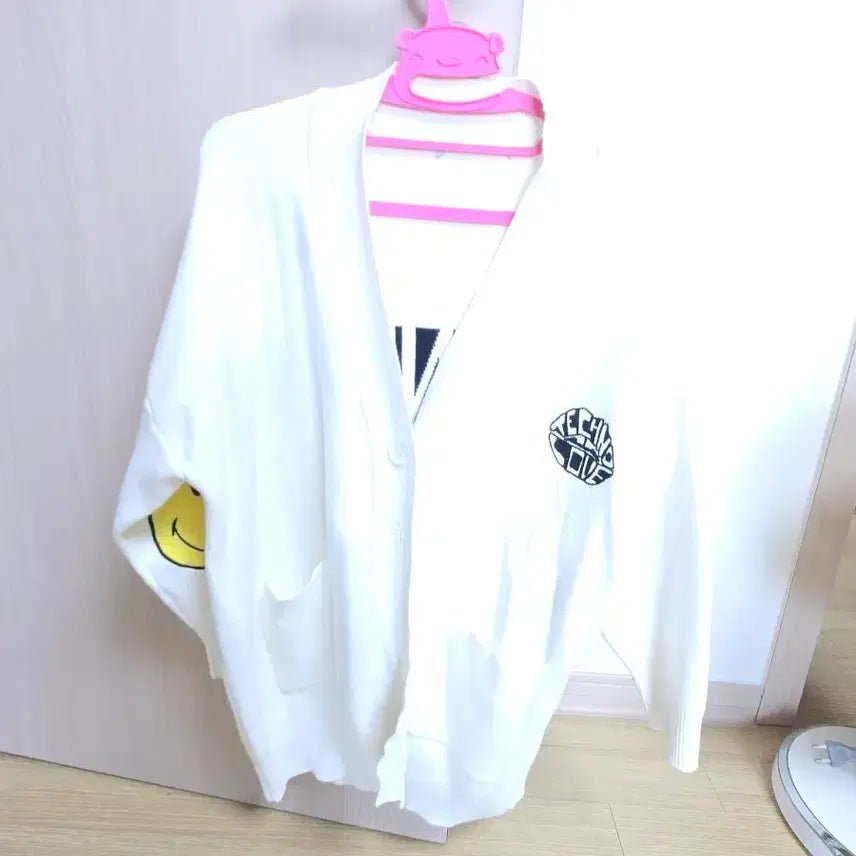 [BUNJANG] Smile Embroidered White Cardigan / 스마일 자수 화이트 가디건
