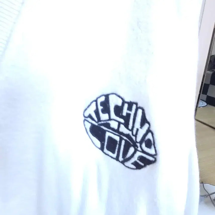 [BUNJANG] Smile Embroidered White Cardigan / 스마일 자수 화이트 가디건