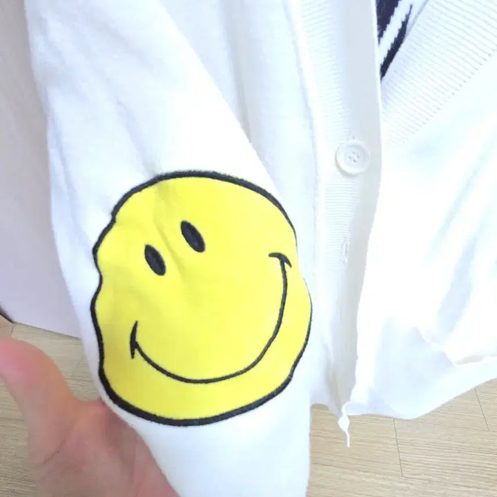 [BUNJANG] Smile Embroidered White Cardigan / 스마일 자수 화이트 가디건