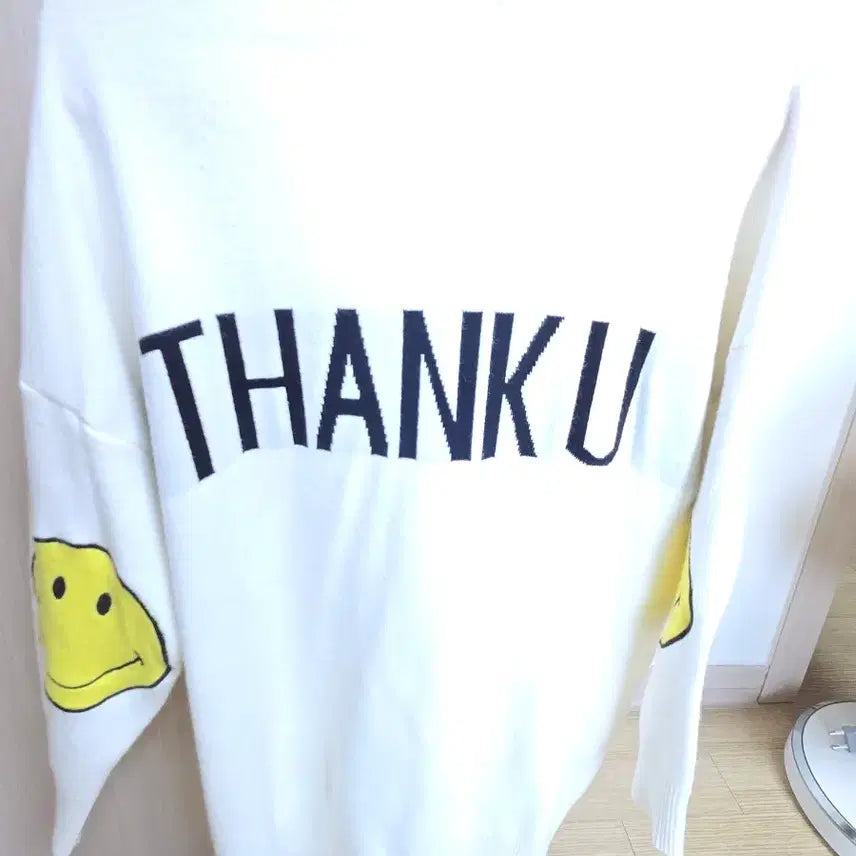 [BUNJANG] Smile Embroidered White Cardigan / 스마일 자수 화이트 가디건