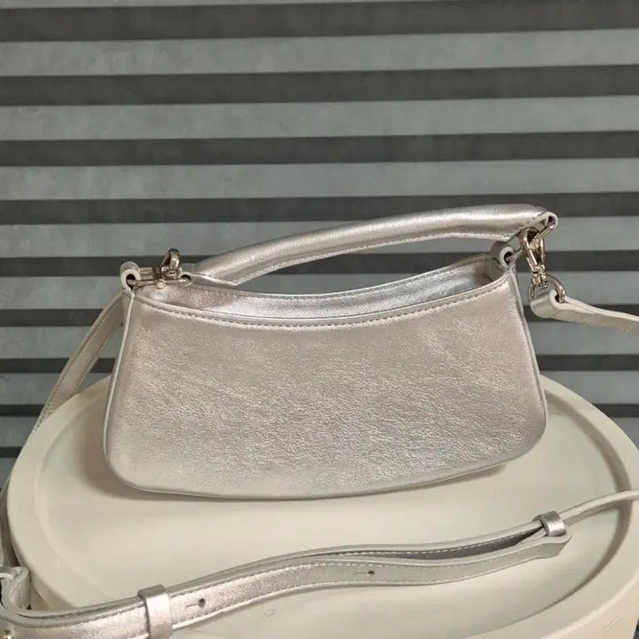 [BUNJANG] OSOI Brocle Small Silver Tote Crossbody Bag / OSOI 오소이 벨티드 브로클 스몰 실버 토트백 크로스백