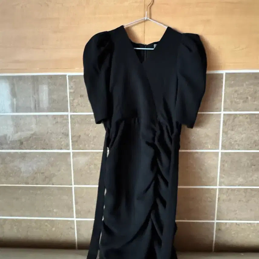 [BUNJANG] Black Puff Sleeve Mini Dress / 블랙 퍼프 미니 원피스