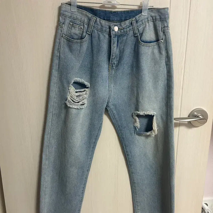 [BUNJANG] Distressed Light Wash Straight Fit Denim Jeans / 찢어진 청바지 데미지진 연청바지