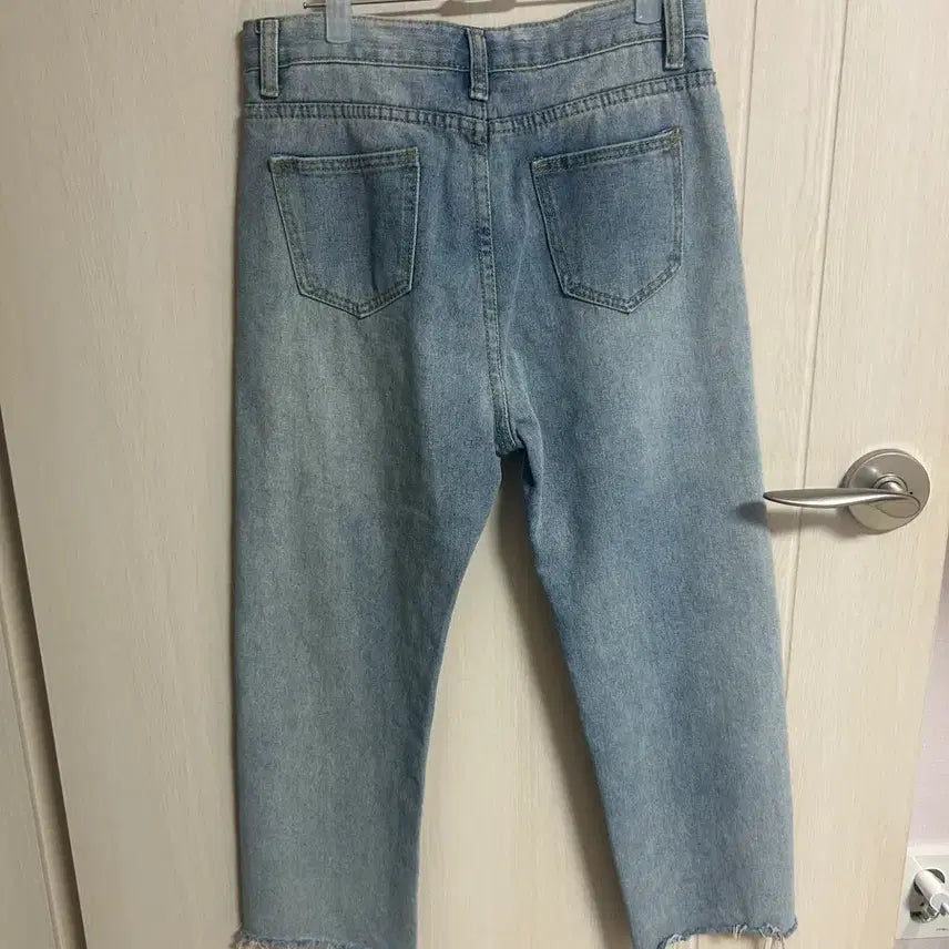 [BUNJANG] Distressed Light Wash Straight Fit Denim Jeans / 찢어진 청바지 데미지진 연청바지