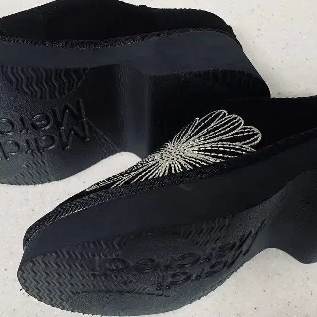 [BUNJANG] 마르디메크르디 클래식 윈터 플랫폼 뮬 샌들 블랙 235mm / 마르디메크르디 클래식 윈터 플랫폼 뮬 샌들 블랙 235mm