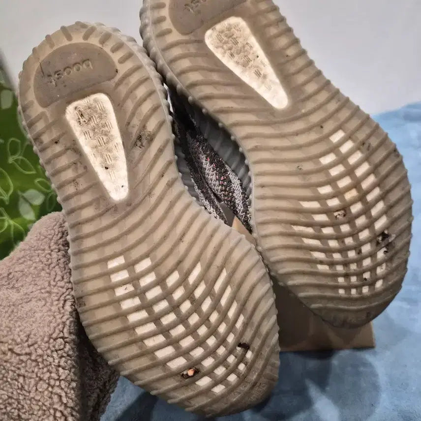 [BUNJANG] Adidas Yeezy Boost 350 V2 Beluga Sneakers / 아코탭 정품 아디다스 이지부스트 350 V2 벨루가 255판매합니다.