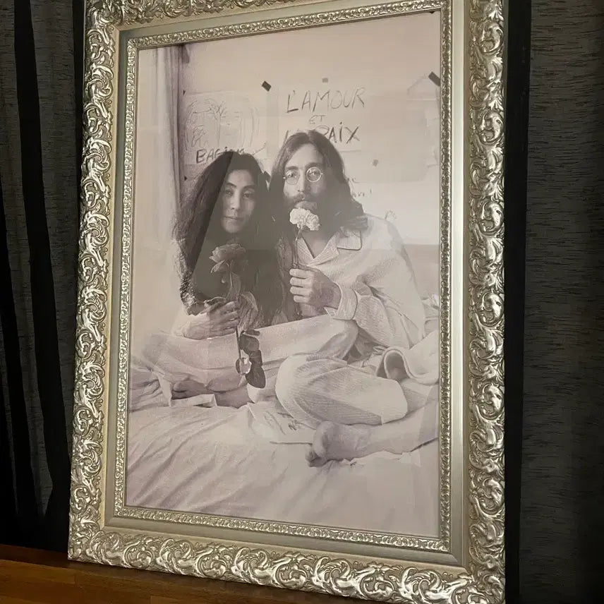 [BUNJANG] 존 레논 &amp; 오노 요코 Bed-In for Peace 액자 (50x75) / 존 레논 &amp; 오노 요코 Bed-In for Peace 액자 (50x75)