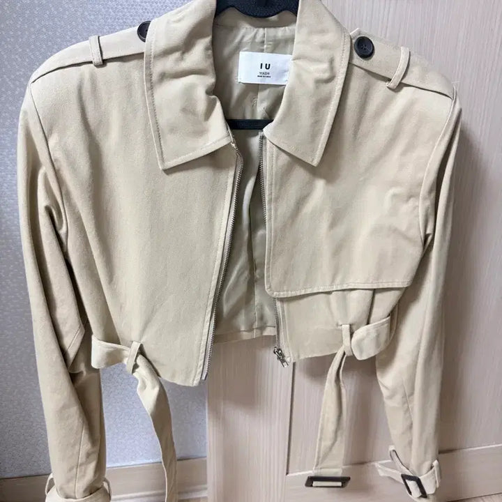 [BUNJANG] Unbranded Crop Trench Jacket Beige / 무료배송. 새상품. 크롭 트렌치 자켓 아우터 베이지색 어깨패드있