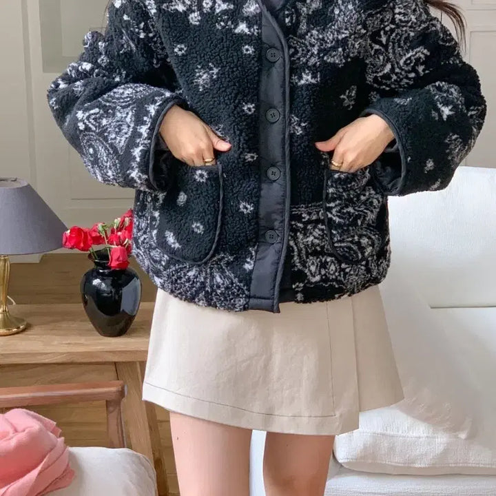 [BUNJANG] Paisley Print Sherpa Quilted Cropped Jumper / 페이즐리 프린팅 뽀글 양털 누빔 점퍼