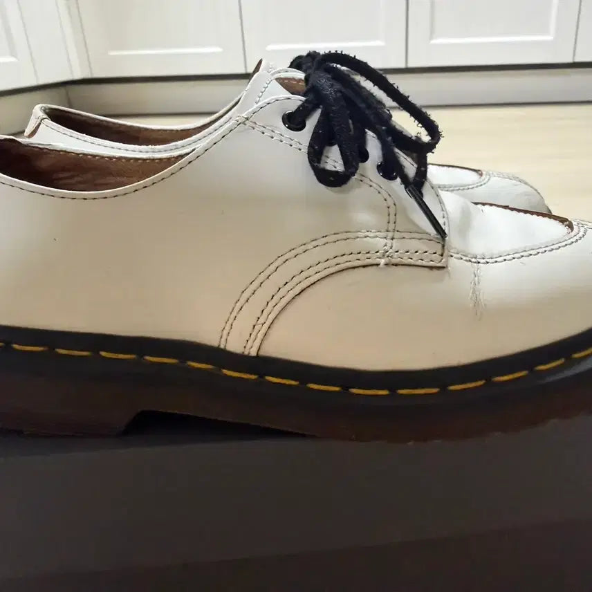 [BUNJANG] Dr. Martens White Shoes Size 240 / 닥터마틴 화이트 구두 240
