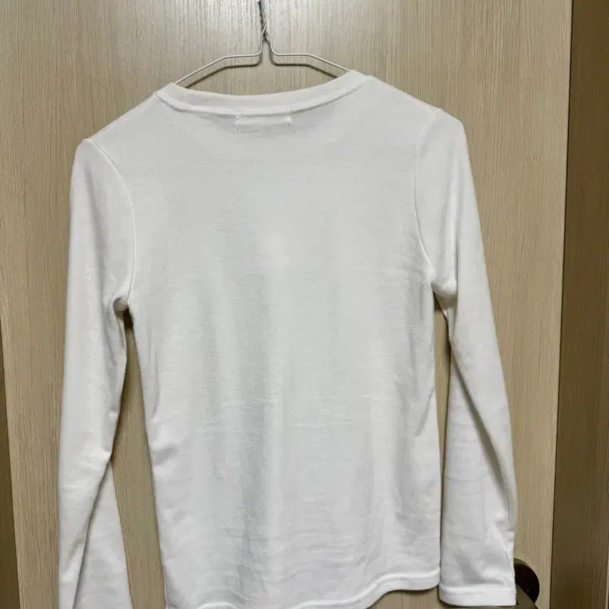[BUNJANG] White Round Neck Long Sleeve T-shirt / 화이트 라운드넥 긴팔 티셔츠