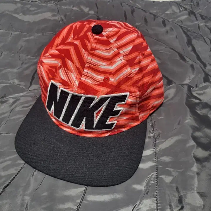 [BUNJANG] Nike Red Patterned Snapback Hat / 나이키 레드 패턴 스냅백