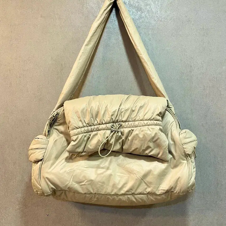 [BUNJANG] Leey Shirring Padded Shoulder Bag Beige / Leey 엘이이와이 셔링 패딩 숄더백 베이지