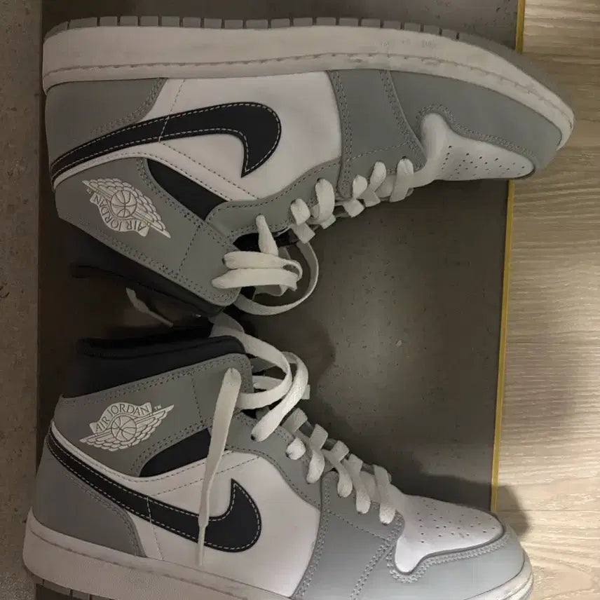 [BUNJANG] Nike Air Jordan 1 Mid Light Smoke Grey Sneakers / 나이키 에어 조던 1 미드 라이트 스모크그레이270